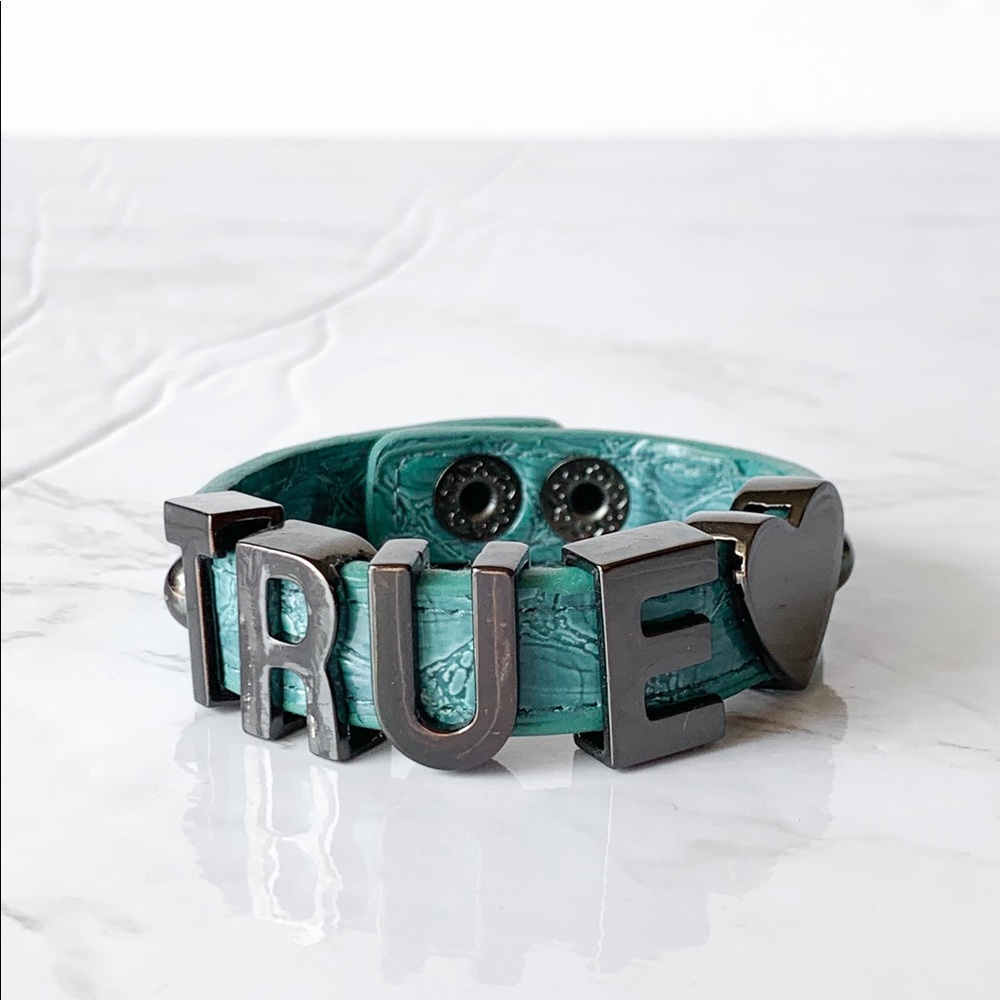 BCBG | TRUE <3 Letter Bracelet (Turqoise)